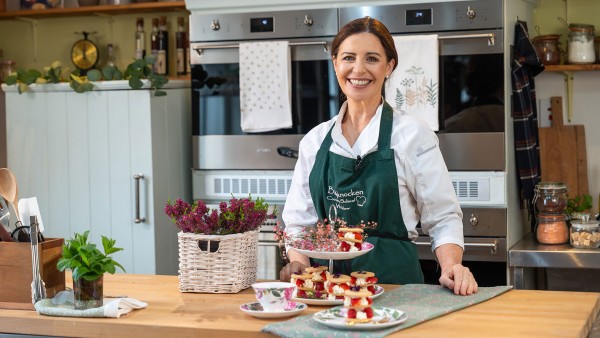 Learn the secrets of preparing shortbread towers with Chef Catherine Fulvio