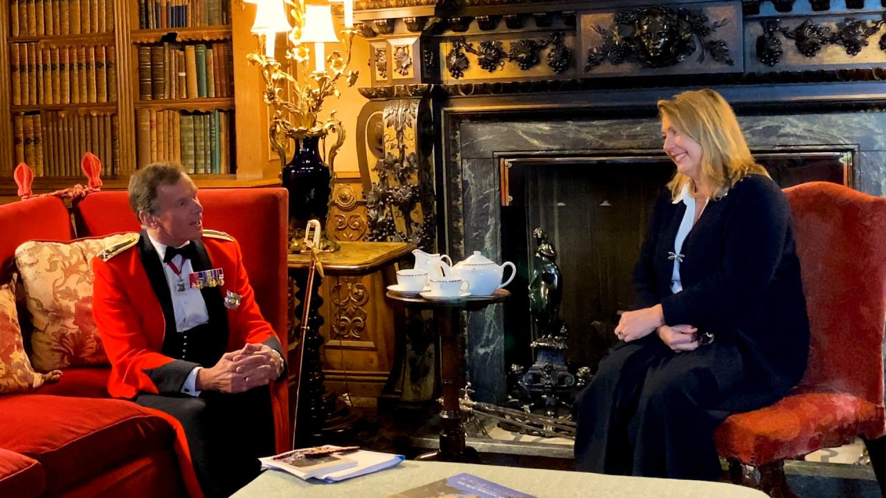 Lieutenant General (Ret.) Sir Andrew Richard Gregory with the Countess of Carnarvon)