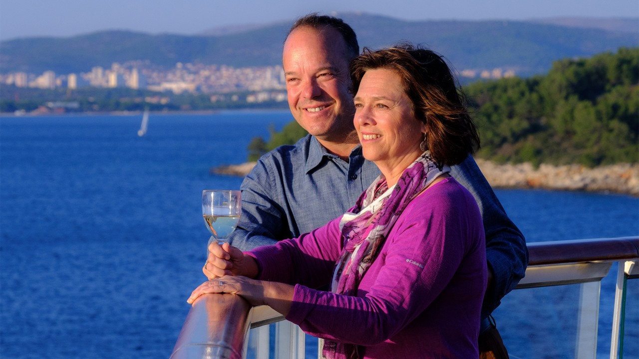 Alastair Miller in conversation with travel enthusiasts Betsy and Greg Ball)