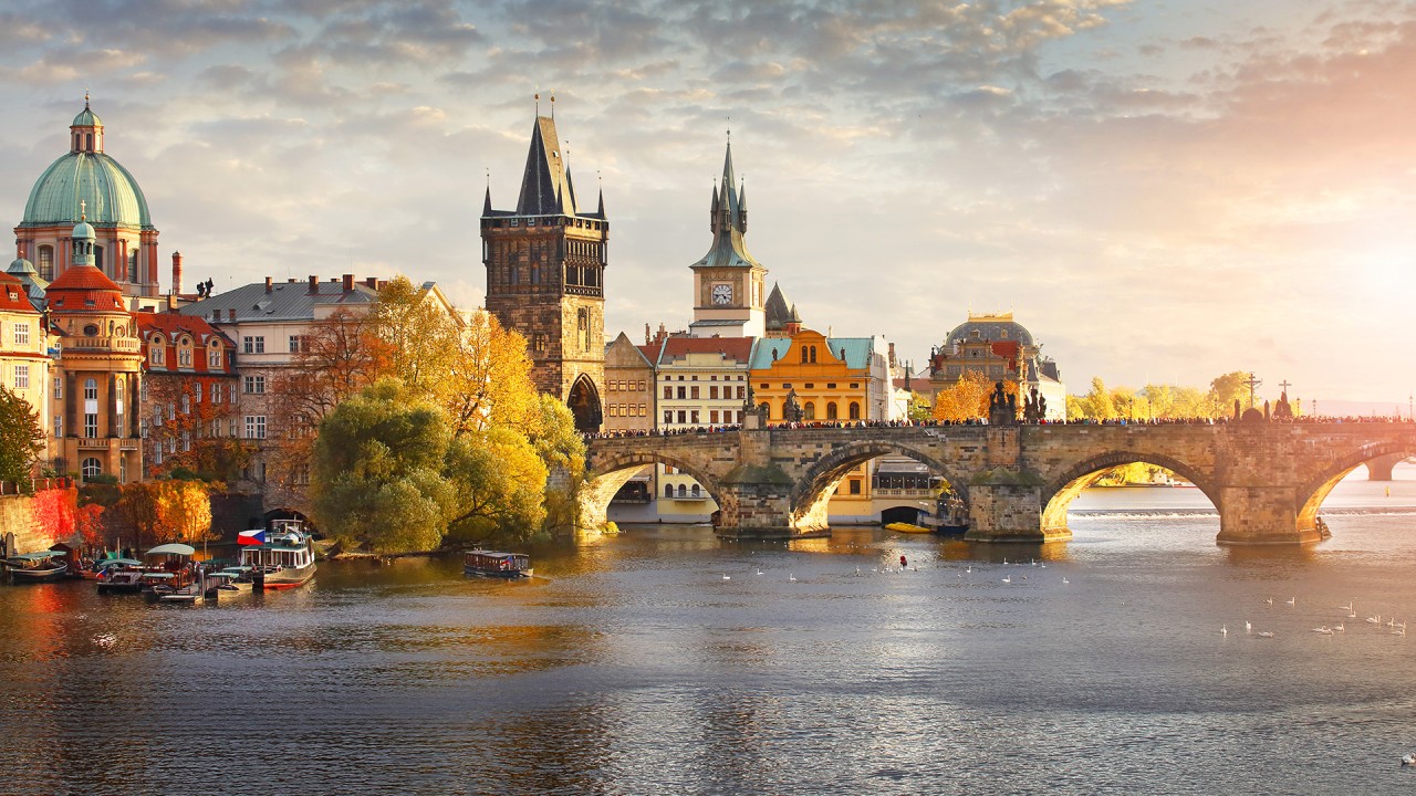 Learn about our Cities of Light itinerary with Joost Ouendag)