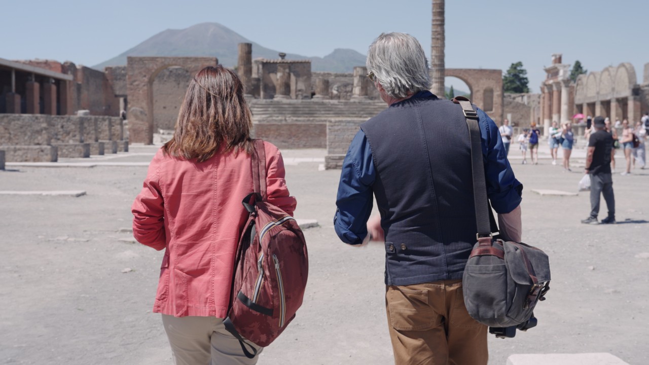 Savor a slice of authentic Neapolitan pizza and uncover the secrets of Pompeii)