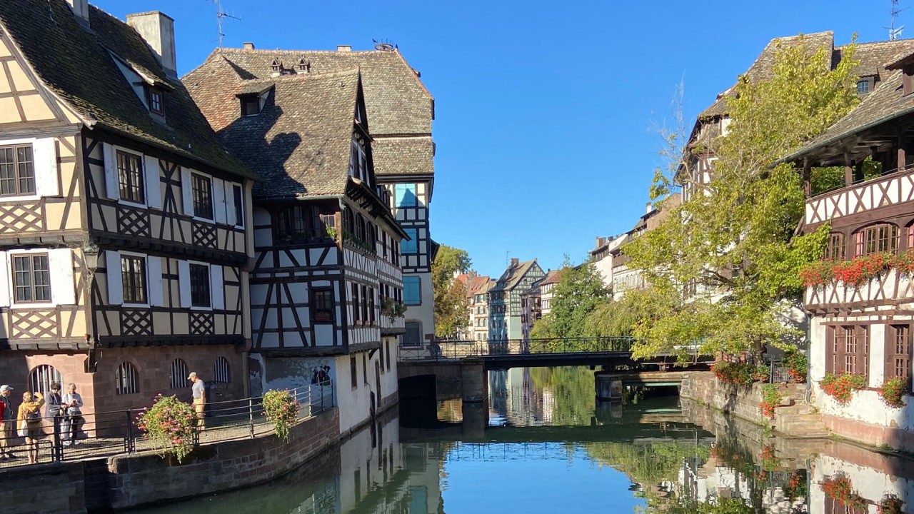 Valued guests share their memories from the Rhine River with Viking Ambassador-at-Large Jean Newman Glock)