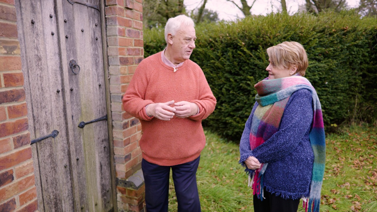 Anne Diamond interviews maze designer Adrian Fisher)