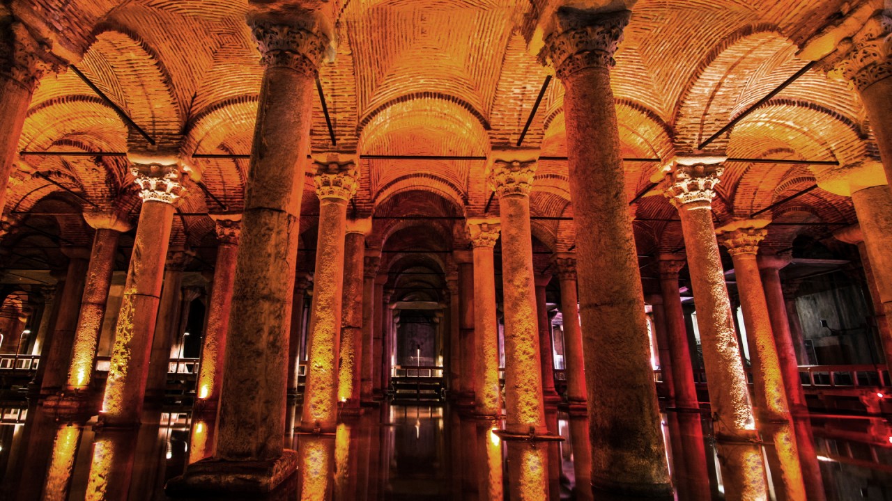 Istanbul's Mysterious Basilica Cistern)
